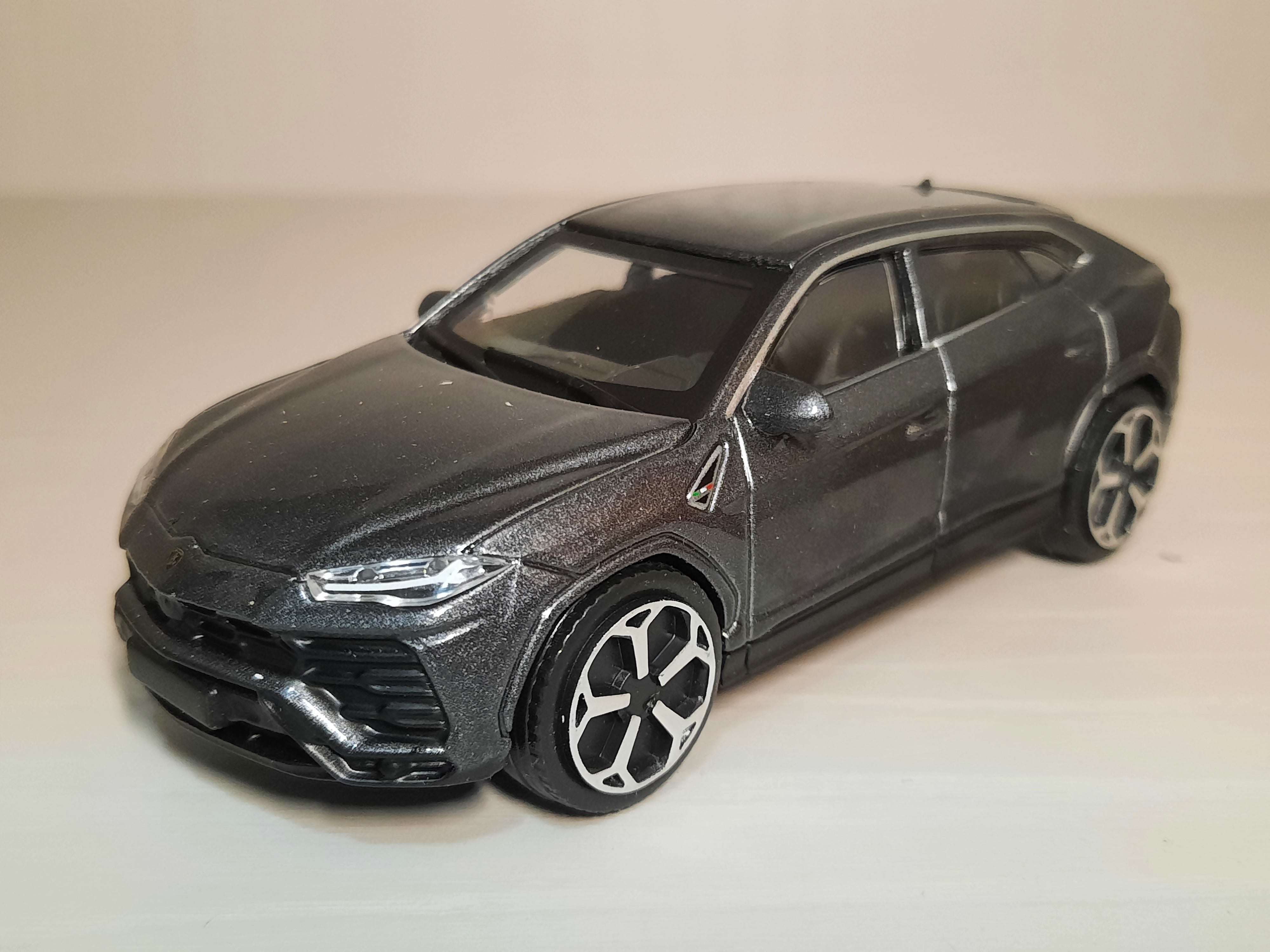 Lamborghini Urus (Grigio metallizzato) 1/43  Bburago