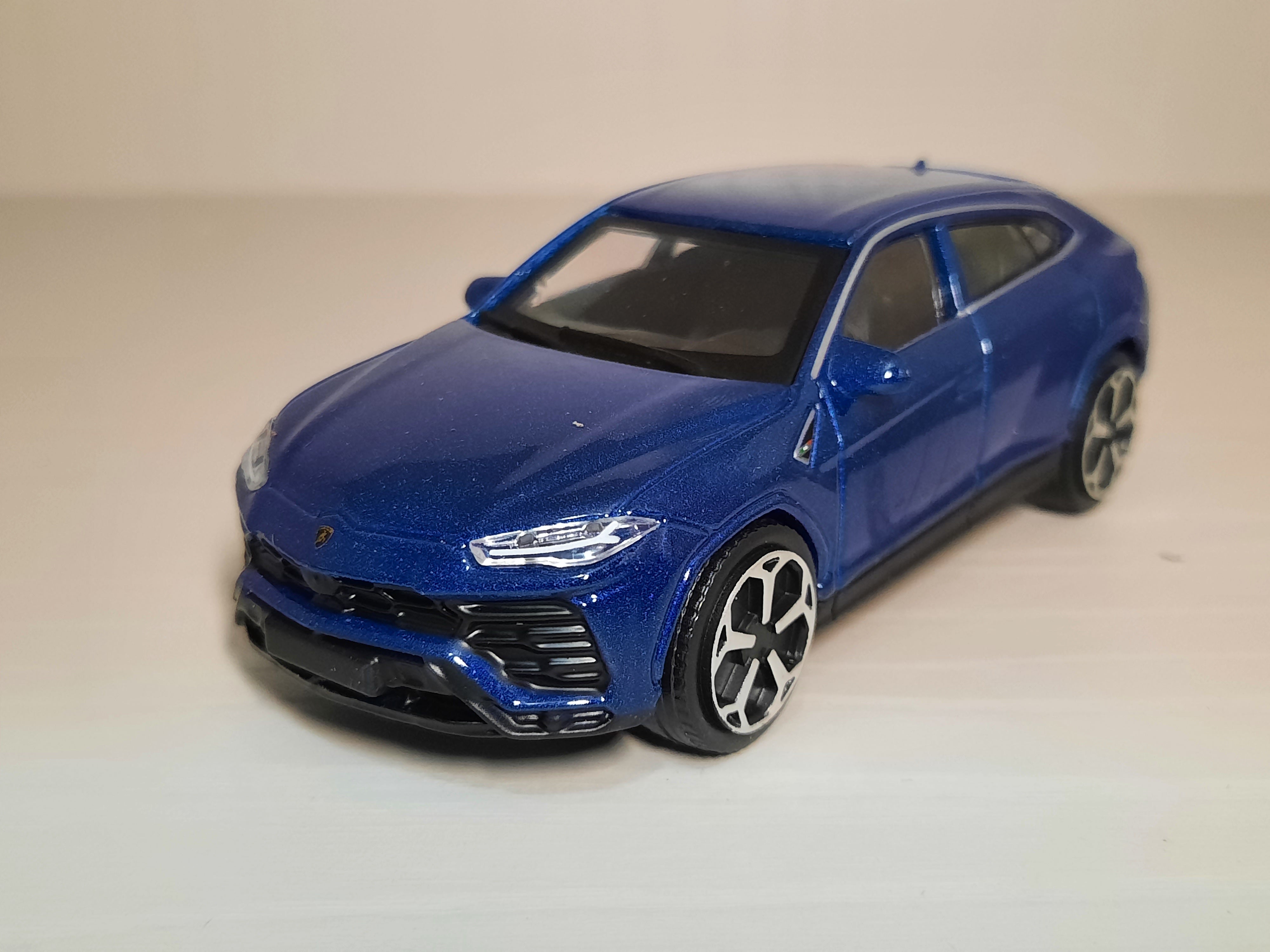 Lamborghini Urus (blu metallizzato) 1/43 Bburago